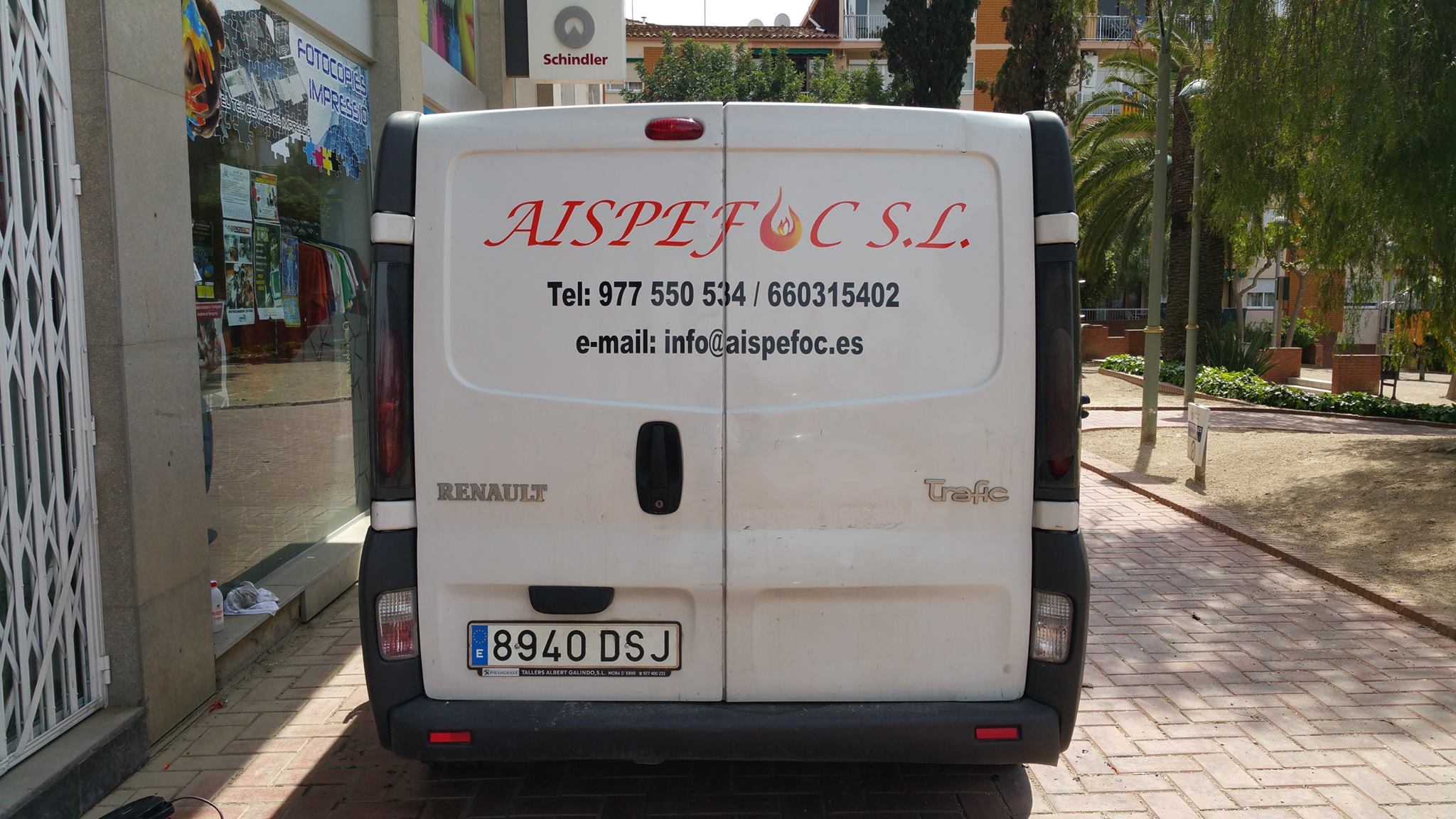 Vehículo comercial rotulado a medida