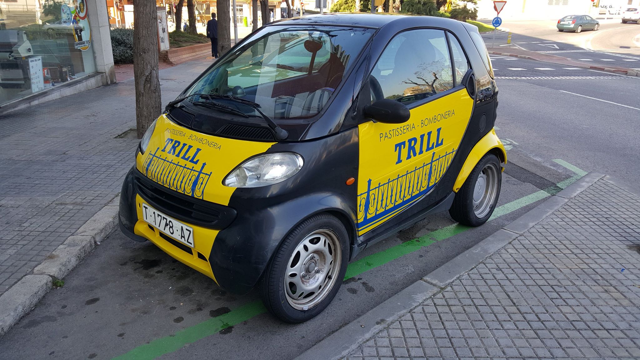 Vehículo de empresa con vinilo personalizado