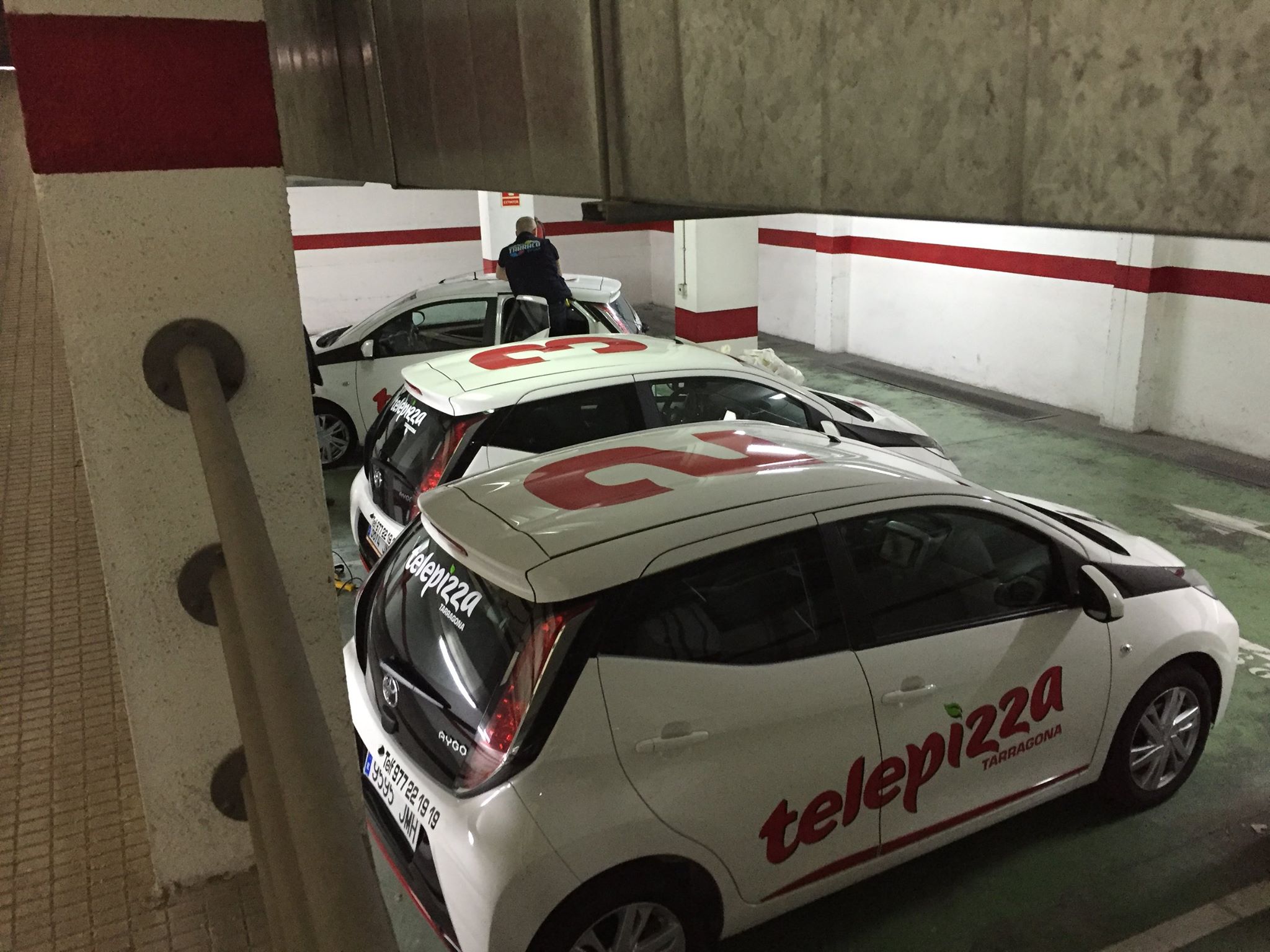 Furgoneta con imagen corporativa rotulada