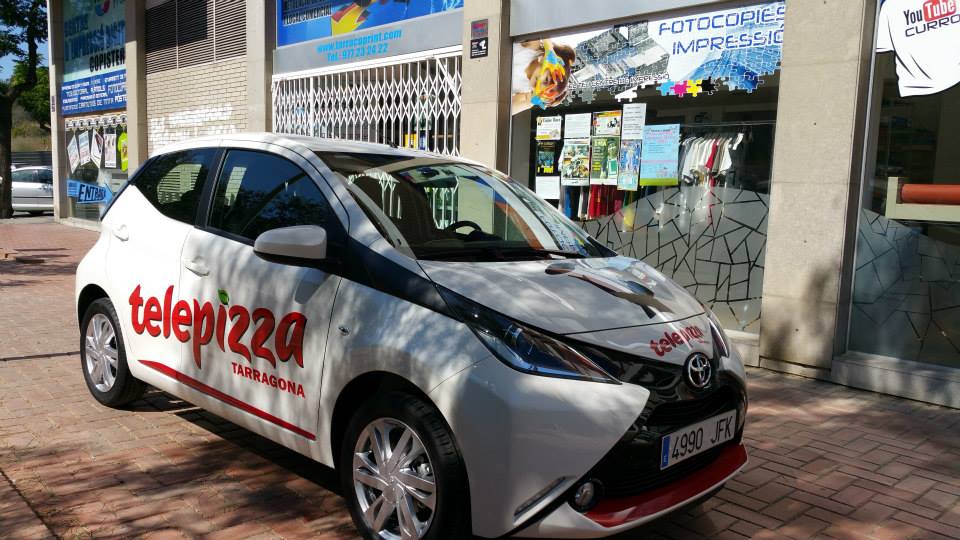 Vehículo rotulado con marca de empresa