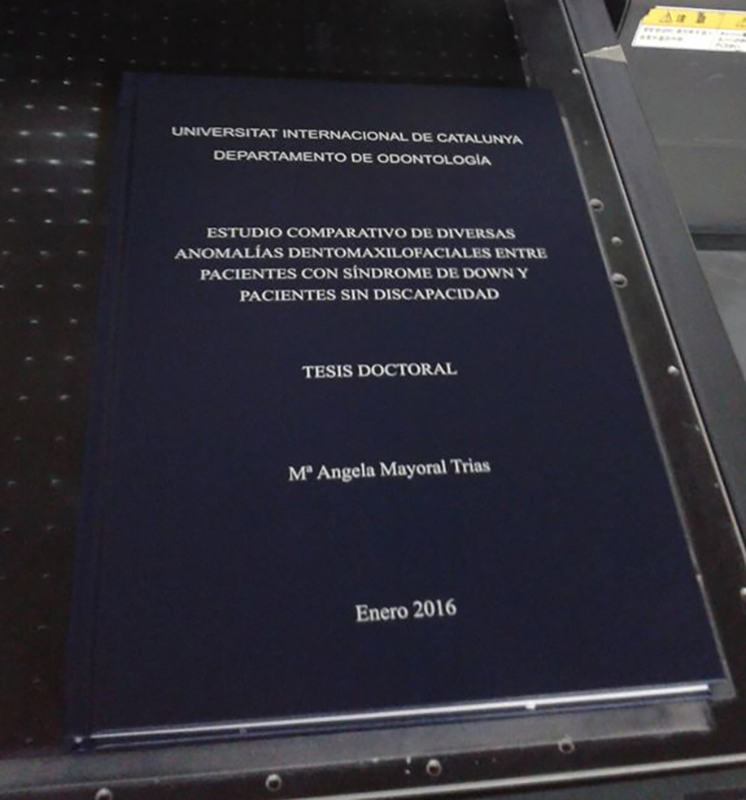 Tesis doctoral con encuadernación azul