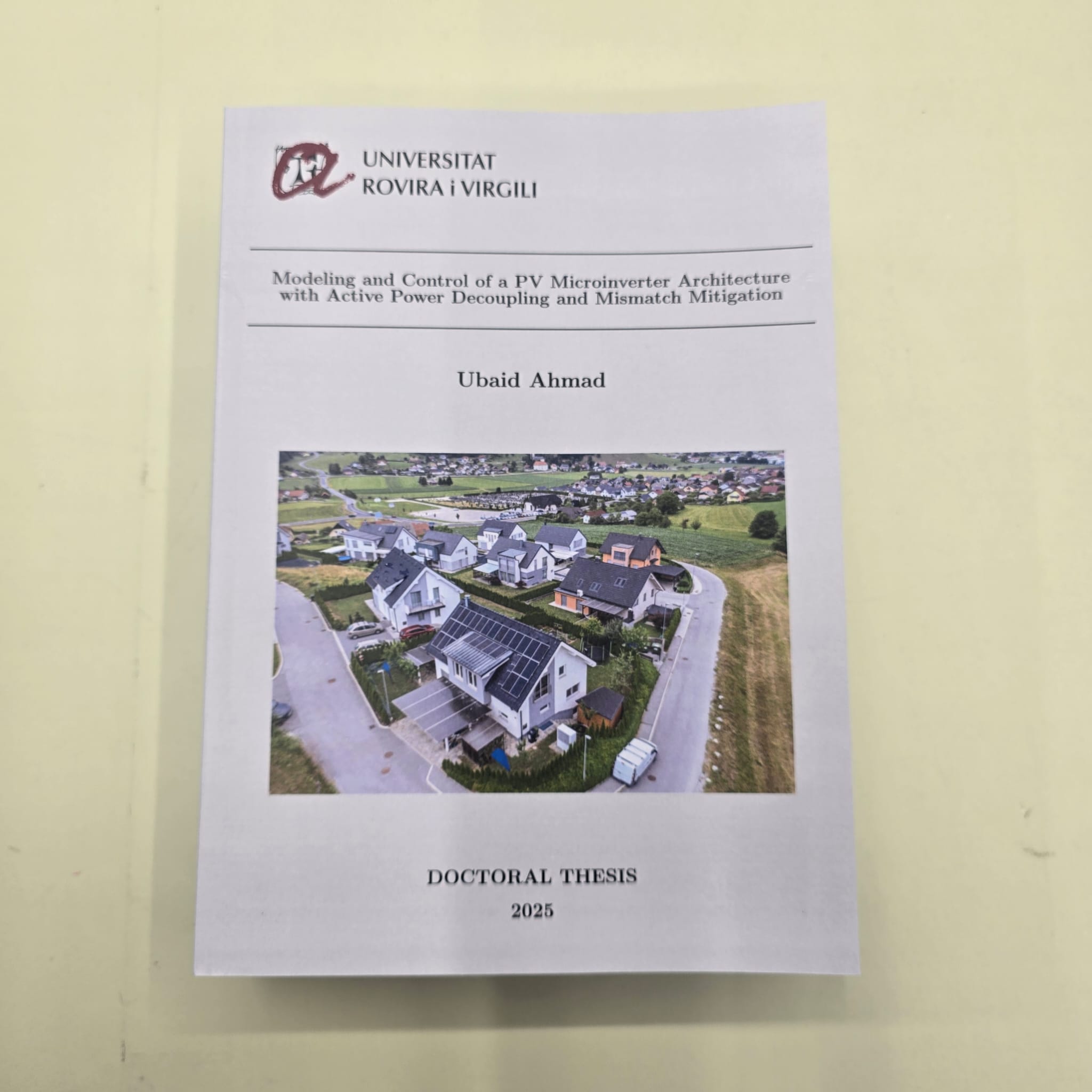 Tesis doctoral con fotografía en portada